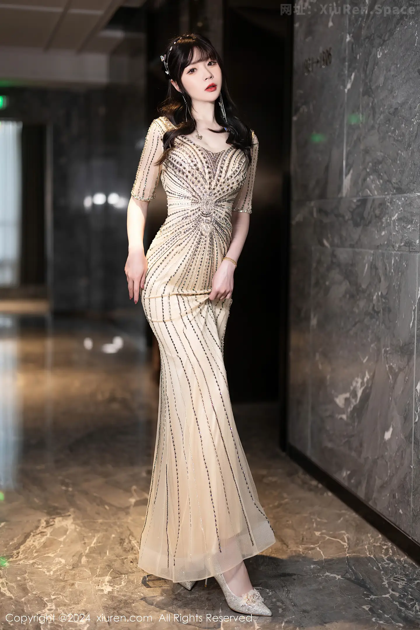 图片[2]-[XiuRen秀人网]VOL.8014 模特梦心玥性感金色礼裙露白色内衣配原色丝袜秀高挑身材诱惑写真84P-秀人网官方网站